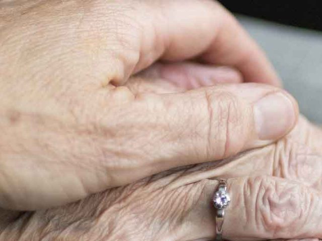 Ancianos manos entrelazadas