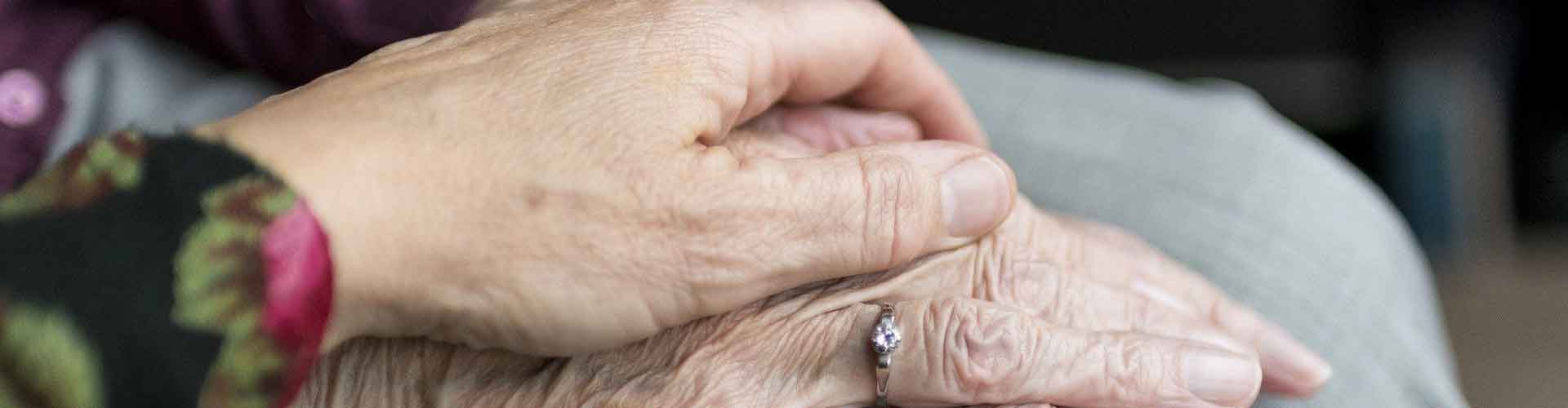 Ancianos manos entrelazadas