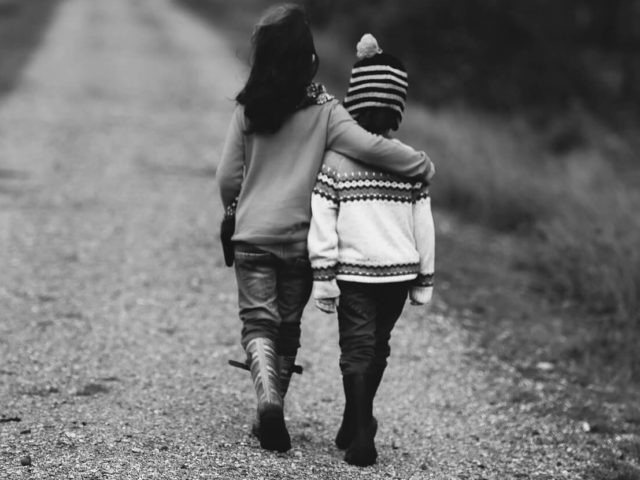Imagen de unos niños al fondo dando un paseo
