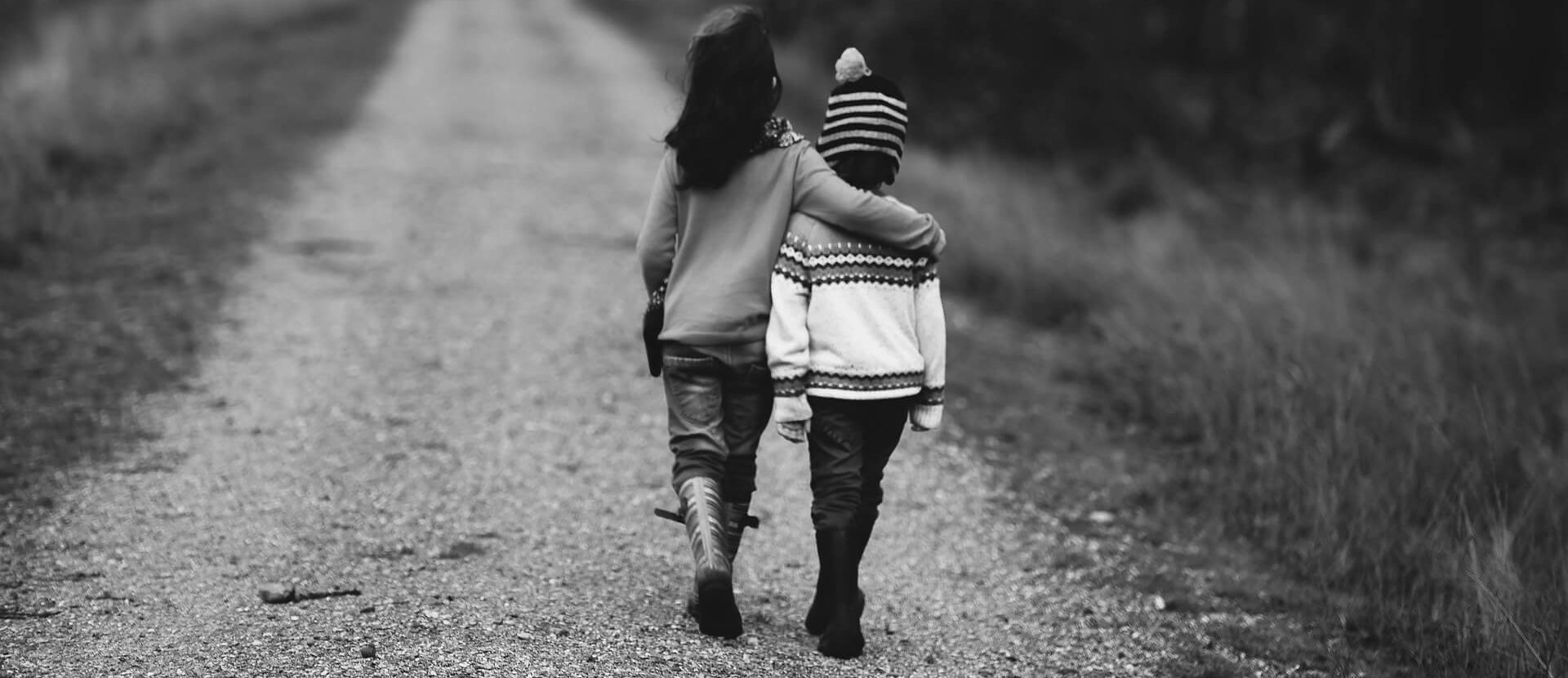 Imagen de unos niños al fondo dando un paseo