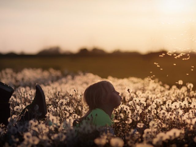 Imagen de un niño con un aparato de burbujas