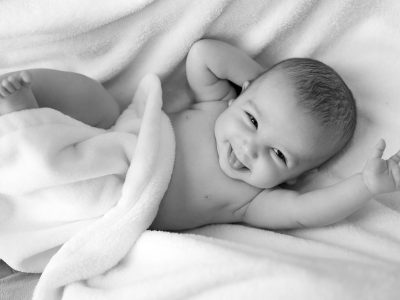 Imagen de un bebé interactuando y riendo